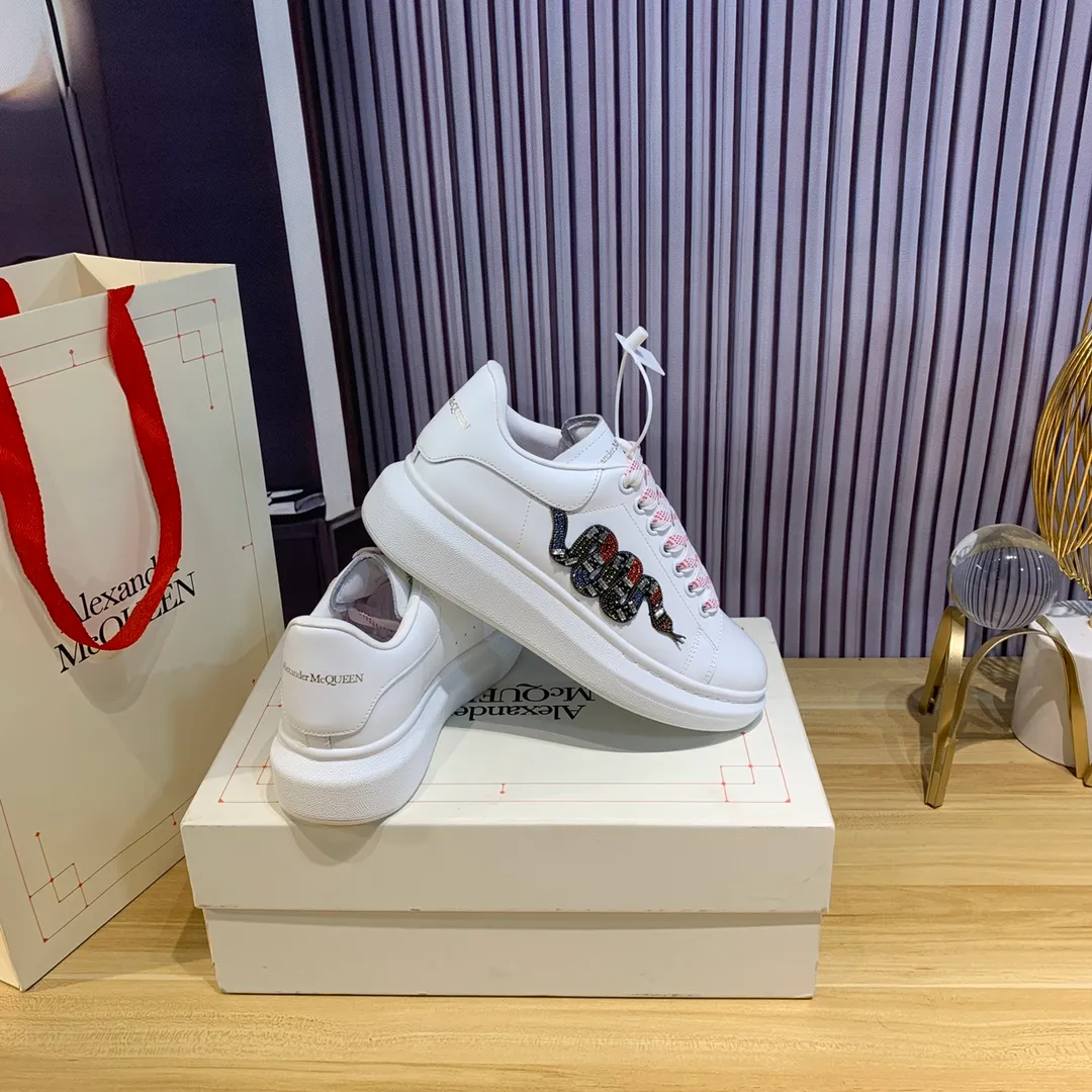 👟👟Ex-factory price 560👟👟Snake pattern professional McQueen factory. Top version. Couple model Alexander McQUEEN high version has been upgraded to the highest quality again✅.McQueen dad shoes 💪McQueen spring, summer, autumn and winter top version purchasing agent level✅ Recruiting national online and offline agents to join🤝 🏆Fabric: Original materials imported from Italy. Texture, water-resistant and non-discoloring 🏆Inner lining: ️A-grade Italian imported lining resistant to dirt, sweat-absorbent, breathable and comfortable 🏆Foot pads: top-grade imported Italian super-soft cowhide leather 🏆Outsole: PU+counter 1:1 🏆Shoe box: original white box. Plus white flip cover for double-layer protection. Cloth bag. Handbag. Certificate of 1:1 mold opening, 4-piece set. Delivered with a pair of shoelaces. 🖕🏿🖕🏿🖕🏿You can choose any pair of shoelaces in any color of our factory 🏆Code number: women’s 34-41. men’s 38-46 🏆Special remarks (women’s size 34.40.41, men’s size 38.45.46 is customized, no returns or exchanges) Win-win cooperation🤝